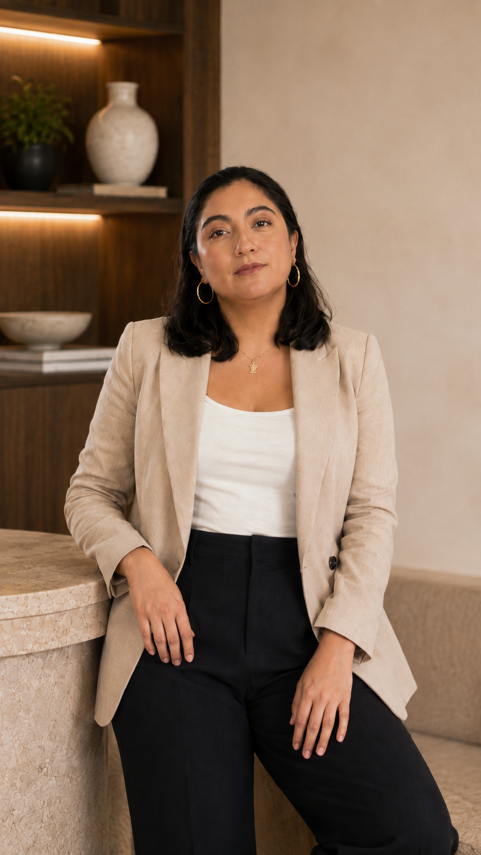 Aylin Nicolás en un interior contemporáneo